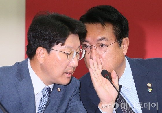 정진석 새누리당 원내대표와 권성동 사무총장이 7일 서울 여의도 새누리당 당사에서 열린 혁신비상대책위원회에서 대화를 하고 있다. 2016.6.7/뉴스1  <저작권자 © 뉴스1코리아, 무단전재 및 재배포 금지>