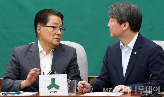 안철수 국민의당 상임공동대표와 박지원 국민의당 원내대표가 7일 오전 서울 여의도 국회에서 열린 국민의당 의원총회에서 대화를 나누고 있다. 2016.6.7/뉴스1  <저작권자 © 뉴스1코리아, 무단전재 및 재배포 금지>