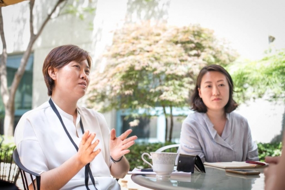 이지혜 대표(왼쪽)와 명경화 팀장(오른쪽)이 마포구 고용복지지원센터와 MOU를 맺게 된 과정을 설명하고 있다.