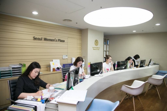 오요리아시아는 고용을 승계한 직원 16명을 모두 정규직으로 전환하고 16명의 직원을 새로 뽑았다.