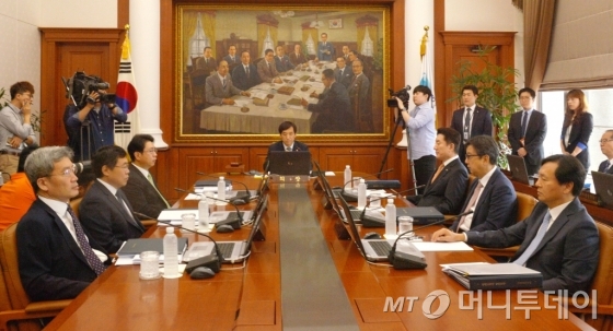 이주열 한국은행 총재와 금통위원들이 9일 열린 6월 통화정책회의에 앞서 자료를 검토하고 있다. /사진=이기범 기자
