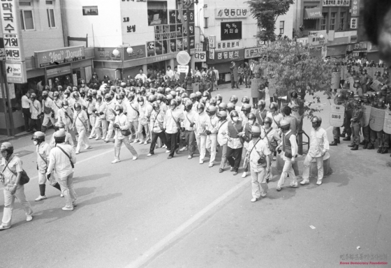 6월 항쟁 당시 명동 성당으로 이동하는 사복경찰관의 모습./사진=민주화운동기념사업회