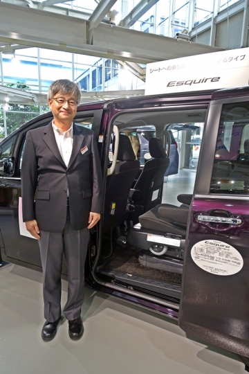 웰캠 차량 앞에서 소개를 하는 토요타 안내직원/사진=장시복 기자