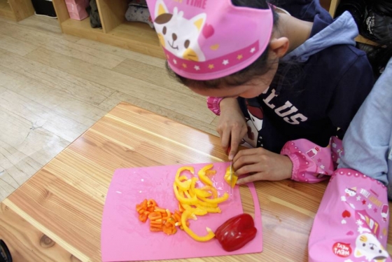 김치볶음밥을 만들기위해 파프리카를 썰고 있다. '맛있는 방학 쿡방'에서는 쉽게 혼자 만들어 먹을 수 있는 요리법을 가르쳐준다.
