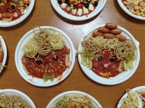 테마요리시간에 아이들이 만든 사자모양의 스파게티