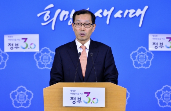 강완구 사회보장복지위원회 사무국장이 3일 오전 서울 세종대로 정부서울청사 브리핑룸에서 서울시 청년활동비 지원사업에 대해 브리핑을 하고 있다./사진=뉴스1