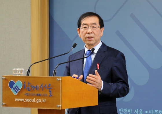 박원순 서울시장이 10일 서울시청 브리핑룸에서 서울시의 청년정책과 관련한 입장을 발표하고 있다. 이날 박 시장은 정부 여당의 비판에 직면한 청년수당과 관련해 정부와 여야, 지방정부가 모두 참여하는 사회적 논의기구를 만들자고 제안했다. (서울시 제공) 2015.12.10/뉴스1