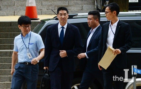 존 리 옥시 전 대표가 16일 오전 서울 서초구 서울중앙지방법원에서 열린 영장실질심사에 출석하고 있다.존 리 전 대표는 옥시 가습기 살균제 사용자들이 가슴 통증과 호흡곤란 등 제품 부작용을 호소하는 민원을 접수하고도 제품 회수나 판매 중단 등 적절한 조치를 하지 않아 다수의 사상자를 낸 혐의를 받고 있다.사진=뉴스1