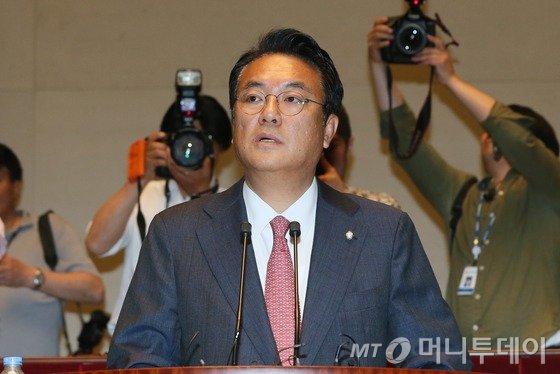 정진석 새누리당 원내대표가 9일 서울 여의도 국회에서 열린 의원총회에서 모두 발언을 하고 있다. 2016.6.9/뉴스1 <저작권자 © 뉴스1코리아, 무단전재 및 재배포 금지>