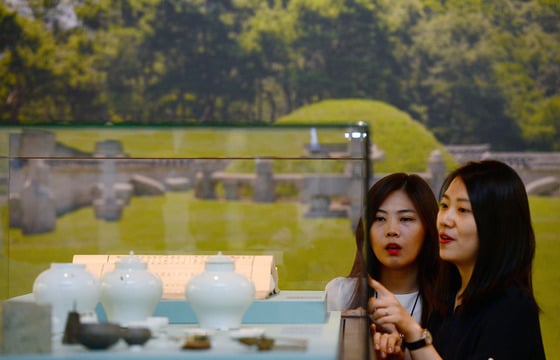 문화재청 국립고궁박물관에서 한 관람객이 VR 기기를 착용하고 고궁 가상현실 체험을 하고 있다. /사진=뉴스1