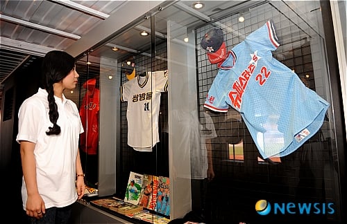 프로야구 30주년 기념사업의 일환으로 열린 '30주년 전시존' 행사장에 걸린 삼미 슈퍼스타즈 유니폼을 야구팬들이 관람하고 있다./사진=뉴시스