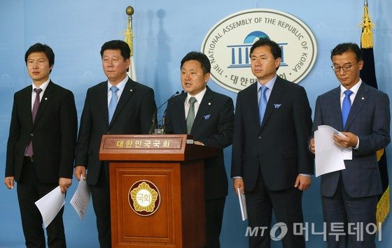 더불어민주당 부산지역 의원들이 21일 오후 서울 여의도 국회 정론관에서 영남권 신공항 입지선정 관련 기자회견을 하고 있다. 왼쪽부터 김해영, 박재호, 최인호, 김영춘, 전재수 의원. 영남권 신공항에 대한 사전타당성 연구용역을 벌여온 프랑스 파리공항공단엔지니어링(ADPi)과 국토교통부는 이날 김해공항을 확장하는 방안이 최적의 대안이라는 결론을 내렸다. 2016.6.21/뉴스1  <저작권자 &copy; 뉴스1코리아, 무단전재 및 재배포 금지>