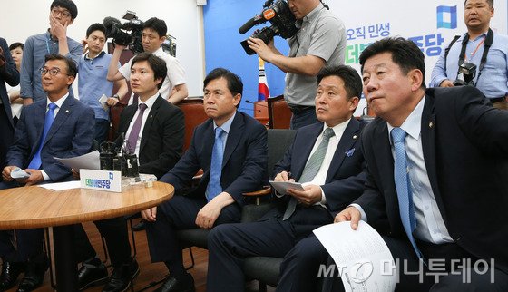 윤재옥 새누리당 대구시당위원장이 21일 오후 서울 여의도 국회 의원회관에서 정부의 영남권 신공항 백지화 방침과 관련해 입장을 밝히고 있다. 2016.6.21/뉴스1  <저작권자 © 뉴스1코리아, 무단전재 및 재배포 금지>