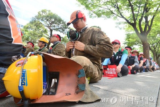 대우조선해양 노동자들이 16일 오후 서울 영등포구 여의도 산업은행 앞에서 '일방적 조선업 구조조정 중단 결의대회'를 열고 있다. 2016.6.16/사진=뉴스1