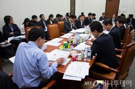 25일 서울 여의도 국회에서 열린 정무위원회 법안심사소위원회에서 김용태 소위원장을 비롯한 여야 의원들이 기업구조조정 촉진법 개정안 등 법안을 심사하고 있다. 2015.11.25/뉴스1  <저작권자 © 뉴스1코리아, 무단전재 및 재배포 금지>