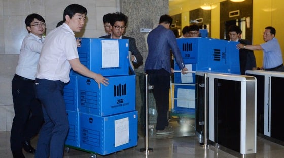 지난 8일 오후 서울 중구 대우조선해양 본사에서 압수수색을 마친 검찰 부패범죄특별수사단 관계자들이 압수품을 나르고 있다./사진=뉴스1