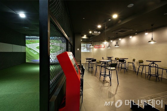 스트라이크존 직영점인 서울 논현구장 내부 모습. /사진 제공=뉴딘콘텐츠
