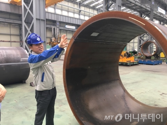 14일 오후 EEW KHPC 광양공장에서 철판을 말아서 파이프관을 만드는 작업이 한창이다./사진=김민우 기자