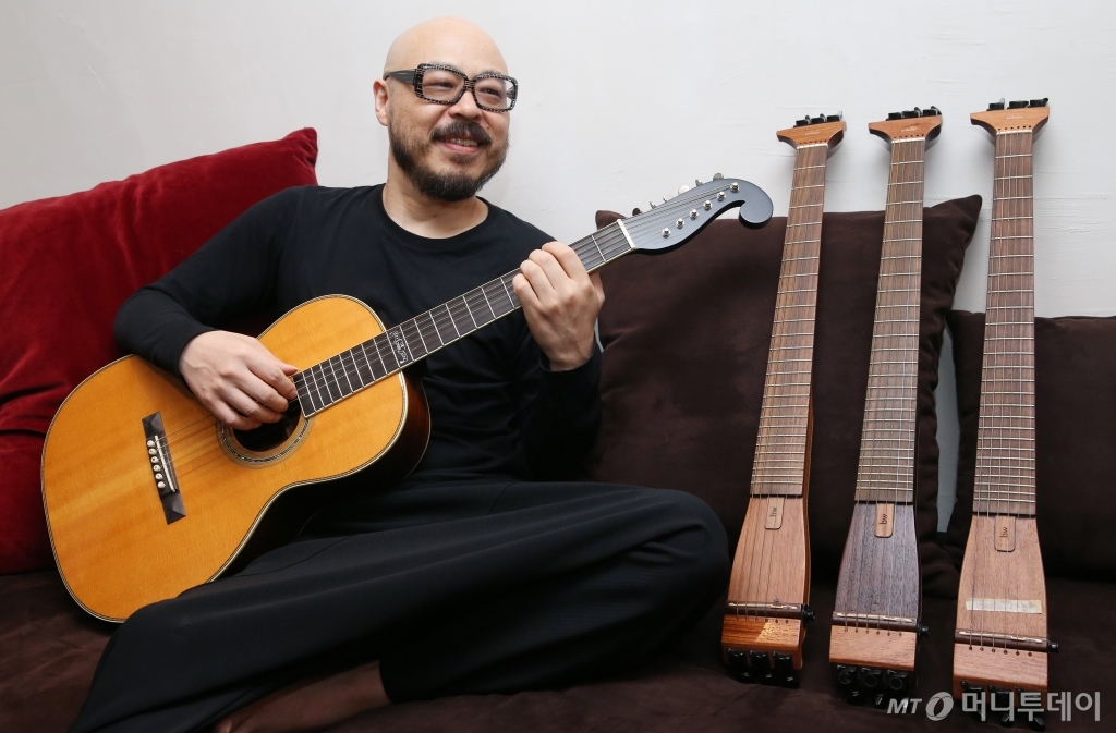 기타리스트 이병우가 새 음반에서 쓰인 기법을 마틴 사가 초기 제품을 특별히 제작한 기타로 선보이고 있다. 그는 "그간 풀리지 않은 숙제를 다 푼 것 같은 기분"이라고 웃었다. 오른쪽 통이 없는 기타들은 이병우가 직접 제작한 제품이다. /사진=이동훈 기자