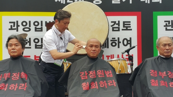 지난 22일 여의도 국회 앞에선 감정평가사 5000여명이 감정평가 관련 3법 시행령·시행규칙에 반대하는 총궐기대회를 개최했다. 이날 국기호 한국감정평가협회장(사진 가운데)가 삭발식을 거행하고 있다. / 사진제공=한국감정평가협회