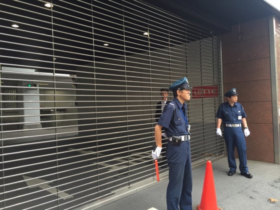 25일 오전 일본 롯데홀딩스 정기 주주총회가 열린 일본 도쿄 신주쿠구 롯데홀딩스 건물로 향하는 신동빈 롯데그룹 회장<br>