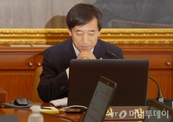 이주열 한국은행 총재가 지난 9일 오전 서울 중구 한국은행에서 열린 6월 금융통화위원회 본회의에서 생각에 잠겨있다. /사진=이기범 기자