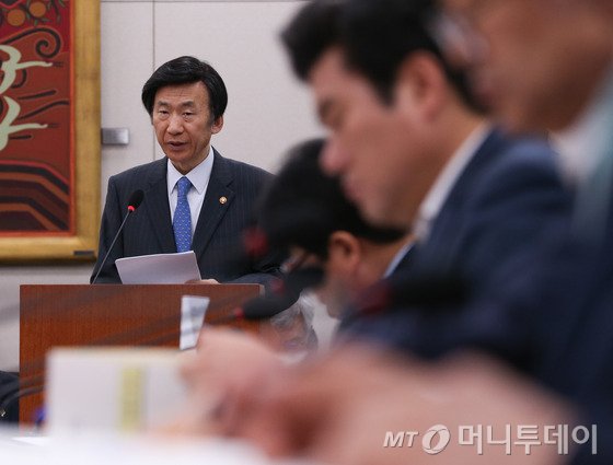 윤병세 외교부 장관이 24일 서울 여의도 국회에서 열린 외교통일위원회 전체회의에서 업무보고를 하고 있다. /사진=뉴스1