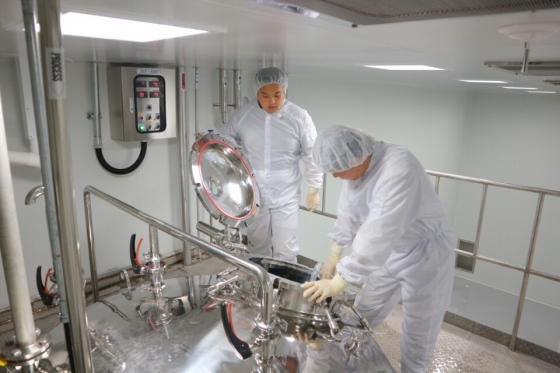 바이오랜드 직원들이 탱크에 용암해수를 투입 후 확인하고 있다./사진제공=SKC