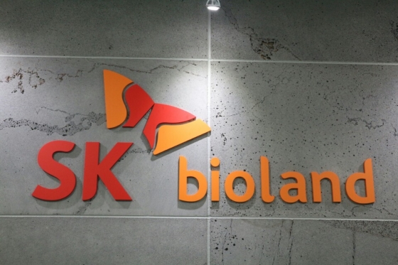 제주 현무암으로 만든 제주공장 내 바이오랜드 현판. 바이오랜드는 다음 달 5일 사명을 SK바이오랜드로 바꾸고 사명변경 선포식을 진행한다./사진제공=SKC