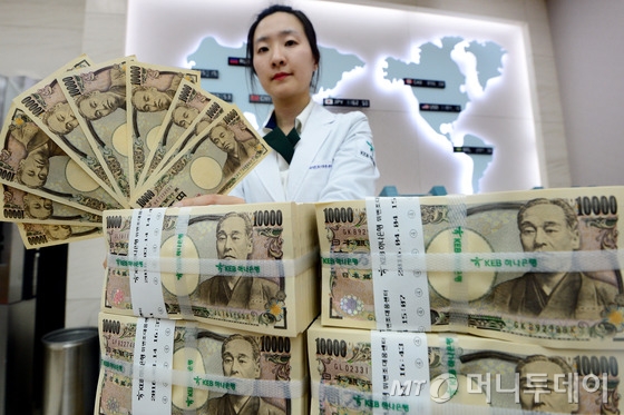 영국의 유럽연합(EU) 탈퇴(Brexit·브렉시트) 여파로 원/엔화 환율이 급등하고 있다. 27일 원&middot;엔화 환율은 16.78원 오른 1154.69원에 마감했다. /사진제공=뉴스1