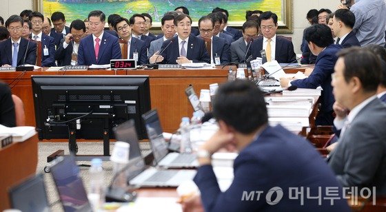 27일 오전 서울 여의도 국회에서 열린 국회 정무위원회 전체회의에서 이석준 국무조정실장이 의원들의 질문에 답하고 있다. 2016.6.27/뉴스1
