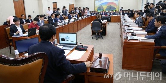 27일 오전 서울 여의도 국회에서 열린 국회 정무위원회 전체회의에서 이진복 정무위원장이 의사봉을 두드리고 있다. 2016.6.27/뉴스1
