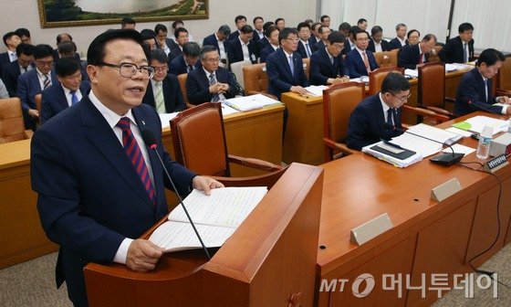 27일 오전 서울 여의도 국회에서 열린 국회 농림축산식품해양수산위원회에 전체회의에서 이동필 농림축산식품부 장관이 업무보고를 하고 있다. 2016.6.27/뉴스1 <저작권자 © 뉴스1코리아, 무단전재 및 재배포 금지>
