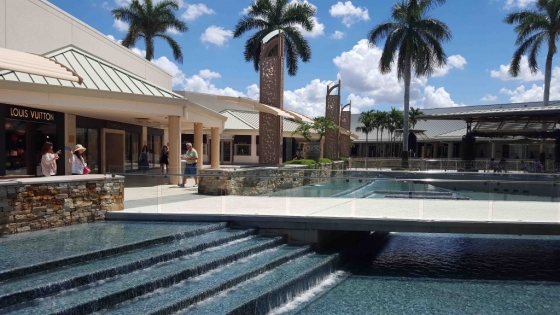 신세계그룹은 미국 터브먼의 복합쇼핑몰을 벤치마킹한 신개념 쇼핑 테마파크 '스타필드 하남'을 오는 9월 그랜드오픈한다. 사진은 터브먼이 미국 플로리다주 네이플스에서 운영 중인 럭셔리 쇼핑몰 워터사이드숍의 모습.  /사진제공=신세계