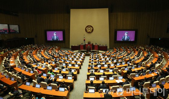 우상호 더불어민주당 원내대표가 26일 서울 여의도 국회 의원회관에서 열린 머니투데이 '더300'(the300) 출범 2주년 기념 '국회의원 의정활동 평가 어떻게 할 것인가' 심포지엄에서 축사를 하고 있다. 2016.5.26/뉴스1  <저작권자 © 뉴스1코리아, 무단전재 및 재배포 금지>