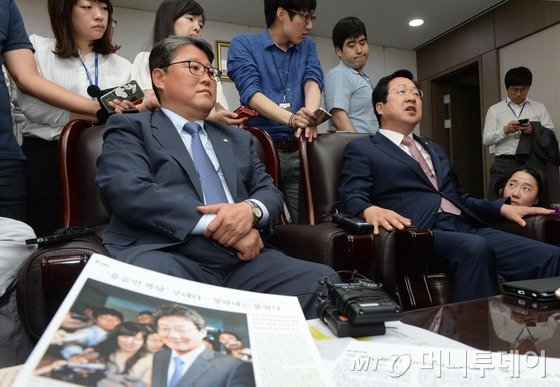 김태흠, 조원진, 이장우, 김진태 의원 등 친박계 새누리당 의원들이 17일 오후 국회의원회관에서 만나 무소속 의원 복당 사태에 대한 대책 수립을 논의하고 있다. /사진=뉴스1