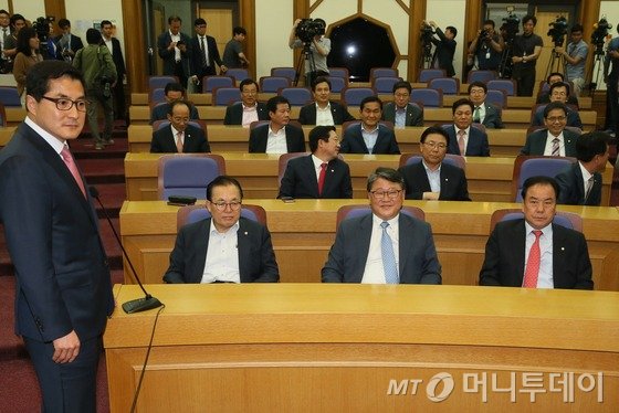 김희옥 새누리당 비상대책위원장이 정진석 원내대표의 사과를 받아들이면서 '일괄복당'에 대한 당내 갈등이 봉합국면에 접어든 가운데 20일 오후 서울 여의도 국회 의원회관에서 새누리당 초·재선 의원들이 향후 대응안을 논의하고 있다. 이날 모임에는 김태흠, 이장우, 김진태, 이완영, 박덕흠, 조원진, 김석기, 윤상직 의원 등이 참석했다. 2016.6.20/뉴스1  <저작권자 © 뉴스1코리아, 무단전재 및 재배포 금지>