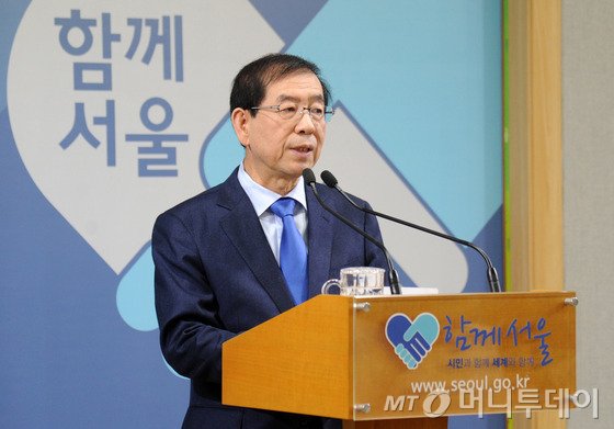 박원순 서울시장이 10일 서울시청 브리핑룸에서 서울시의 청년정책과 관련한 입장을 발표하고 있다. 이날 박 시장은 정부 여당의 비판에 직면한 청년수당과 관련해 정부와 여야, 지방정부가 모두 참여하는 사회적 논의기구를 만들자고 제안했다. (서울시 제공) 2015.12.10/뉴스1  <저작권자 © 뉴스1코리아, 무단전재 및 재배포 금지>