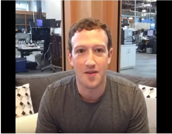 마크 저커버그 페이스북 CEO가 페이스북 라이브 방송을 진행하고 있는 모습. 저커버그 CEO는 꾸준히 라이브 방송을 진행하면서 전도사 역할을 자처하고 있다.