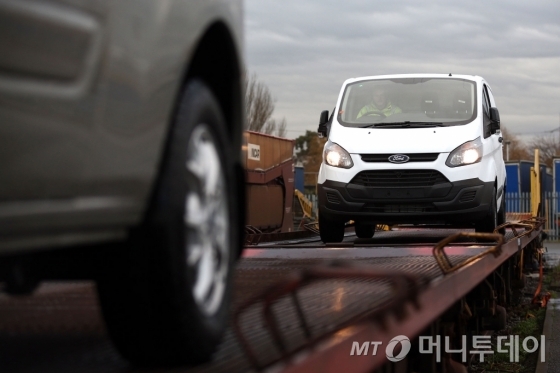 포드는 "(기업) 운영 경쟁력을 유지하기 위해선 어떤 행동이라도 해야 한다"며 자동차 기업으론 처음으로 영국내 인력 감축을 고려하고 있다. /사진=블룸버그