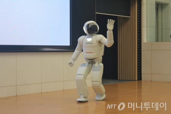 혼다의 이족보행로봇 '아시모'/사진=류준영 기자