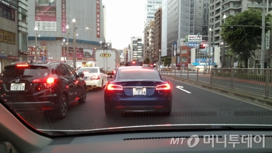 도로를 주행중인 테슬라의 '모델S'/사진=류준영 기자