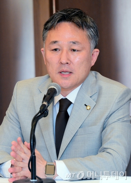 표창원 더불어민주당 의원이 30일 오전 서울 중구 태평로 한국프레스센터에서 열린 '운종가의 색목인들' 출간기념 기자간담회에서 취재진의 질문에 답하고 있다./사진=뉴스1