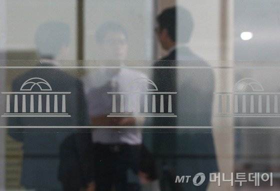 1일 오후 서울 여의도 국회 의원회관에서 보좌진과 관계자들이 분주히 움직이고 있다. 2016.7.1/뉴스1