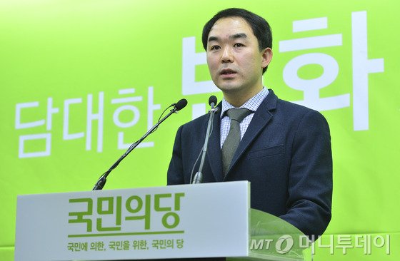 채이배 국민의당 공정경제위원장이 17일 오후 서울 마포구 국민의당 당사에서 소액투자자와 금융소비자 보호에 관한 공약을 발표하고 있다. 국민의당은 주주 대표소송제도와 소비자 집단소송제도의 도입, 상법 상 이사의 충실의무 구체화 등의 공약을 발표했다. 2016.3.17/뉴스1 <저작권자 © 뉴스1코리아, 무단전재 및 재배포 금지>