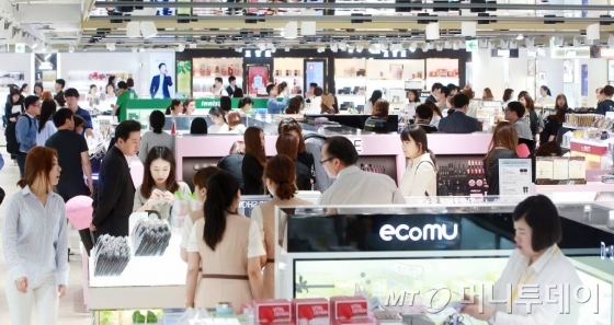 두타면세점이 20일 서울 동대문 쇼핑물 두산타워에 9개층을 사용하며 총 면적 1만6825㎡ (약 5090평) 규모로 오픈했다. 인터넷 면세점도 이날 한국어, 중국어 사이트를 동시 오픈했으며, 6월 내에 모바일 앱(애플리케이션)을 출시할 예정이다. 고객 편의를 고려해 두타광장과 두타몰, 두타면세점 내에서 무료로 Wifi 서비스를 제공하고 있다. 국내 면세점 최초로 심야시간까지 운영하는 두타면세점은 층에 따라 밤 11시, 새벽 2시까지 영업을 하며 심야 고객을 위한 이벤트로 교통비 지급 및 5% 추가할인 혜택을 제공할 계획이다.