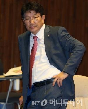 권성동 새누리당 의원이 당 사무총장이던 6월 21일 국회 본회의장에서 생각에 잠겨 있다. 2016.6.21/뉴스1