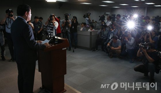 최경환 새누리당 의원이 6일 서울 여의도 국회 정론관에서 기자회견을 열고 전당대회 불출마 선언을 하고 있다. 2016.7.6/뉴스1  <저작권자 © 뉴스1코리아, 무단전재 및 재배포 금지>