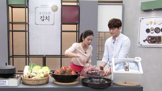 지난 1일 롯데홈쇼핑에 판매 개시해 5000개가 완판된 '피코크 조선호텔 김치’(9kg·4만9,900원) 방송 모습 캡처.