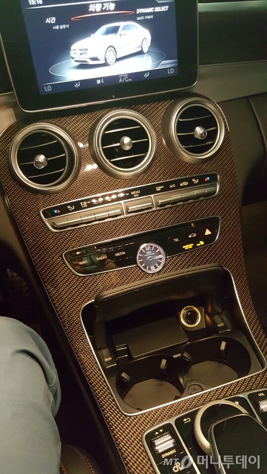 더 뉴 메르세데스-AMG C 63 에디션1 실내모습